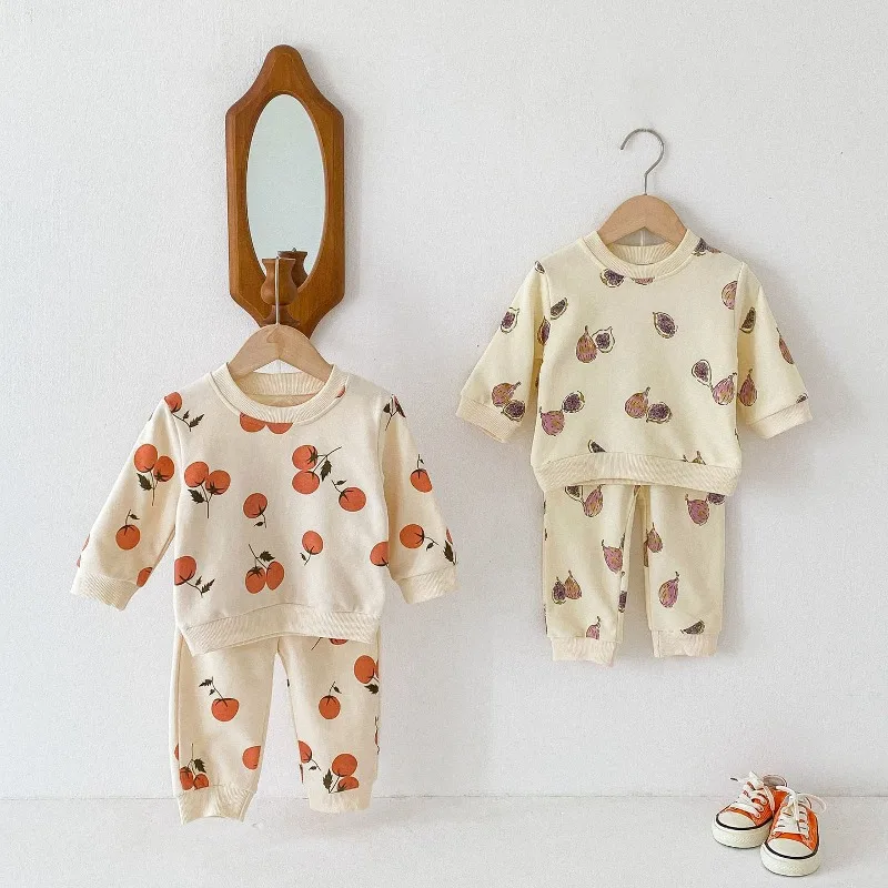 フルーツイラスト総柄長袖スウェット上下セット