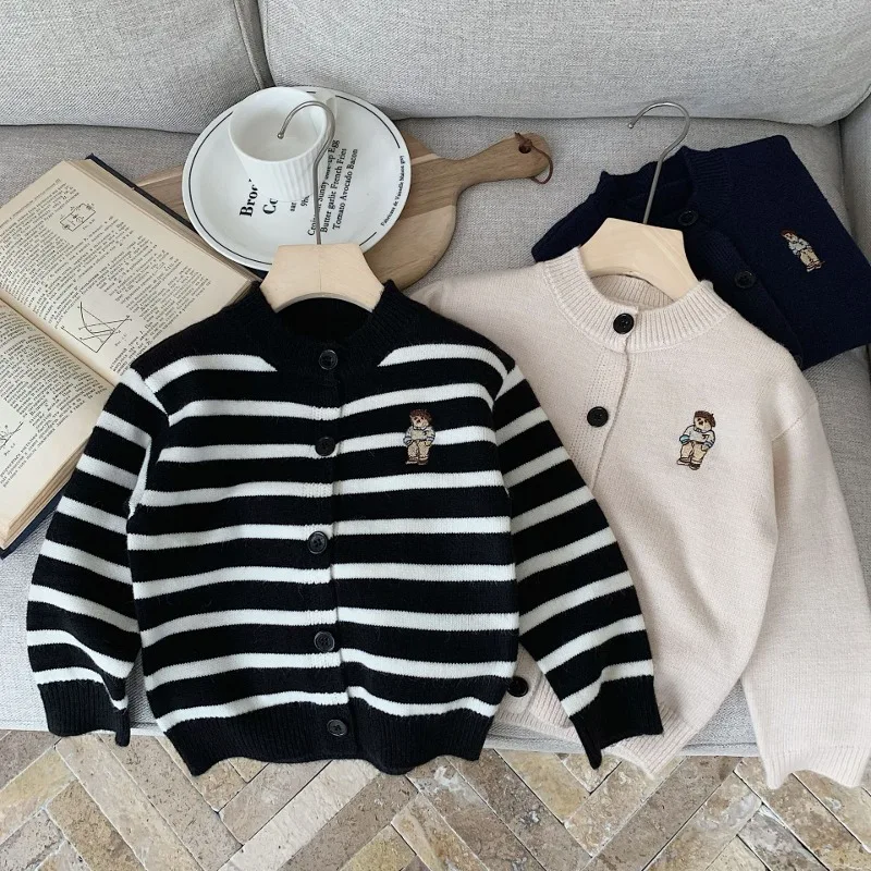 くまワンポイント刺繍入りニットカーディガン