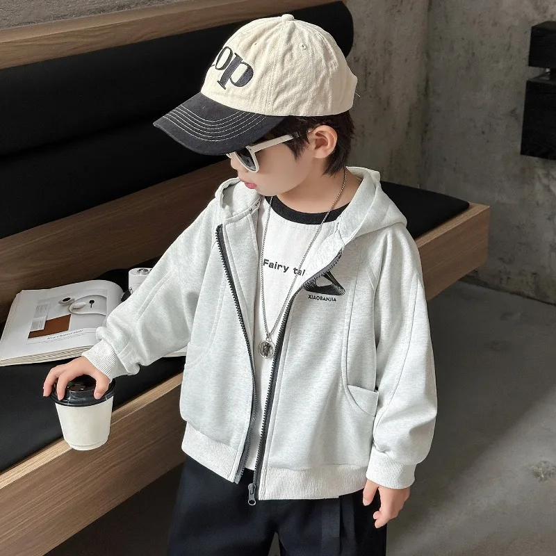 【KID】英字ロゴ入りキッズフード付きジップアップパーカー