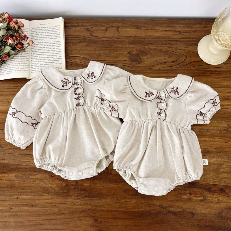 【BABY】スカラップフラワー刺繍襟パフスリーブロンパース