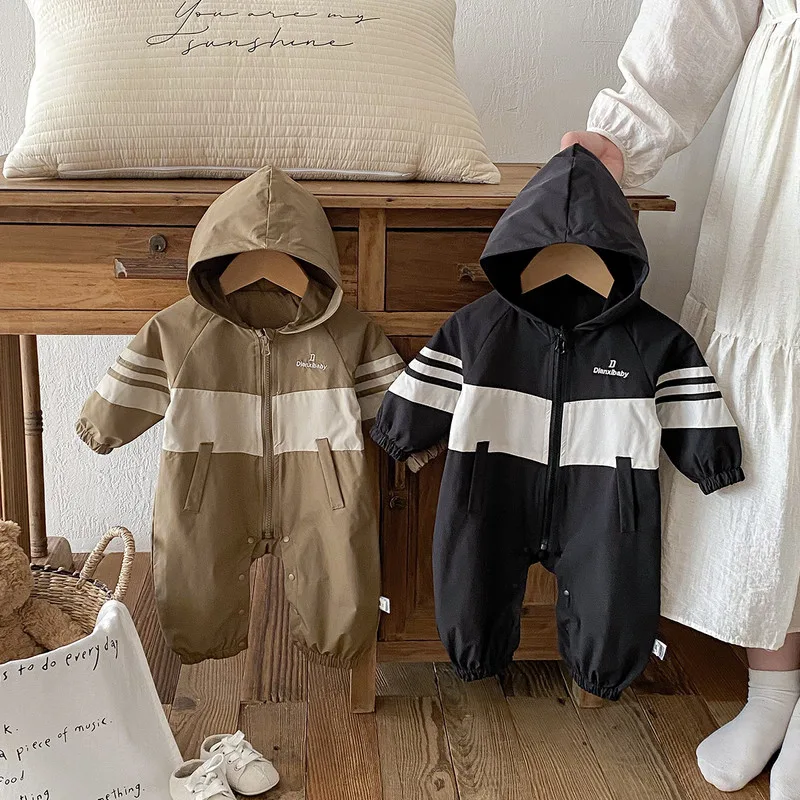 【BABY】バイカラーラインフード付きウィンドブレーカーロンパース