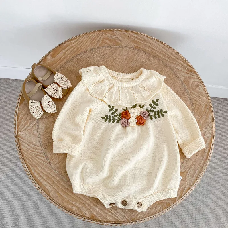 【BABY】キャロットフラワー刺繍フリル襟ニットロンパース