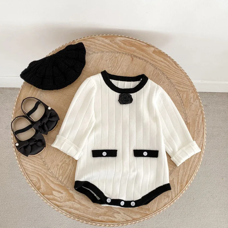 【BABY】ブラックローズモチーフ配色ニットロンパース