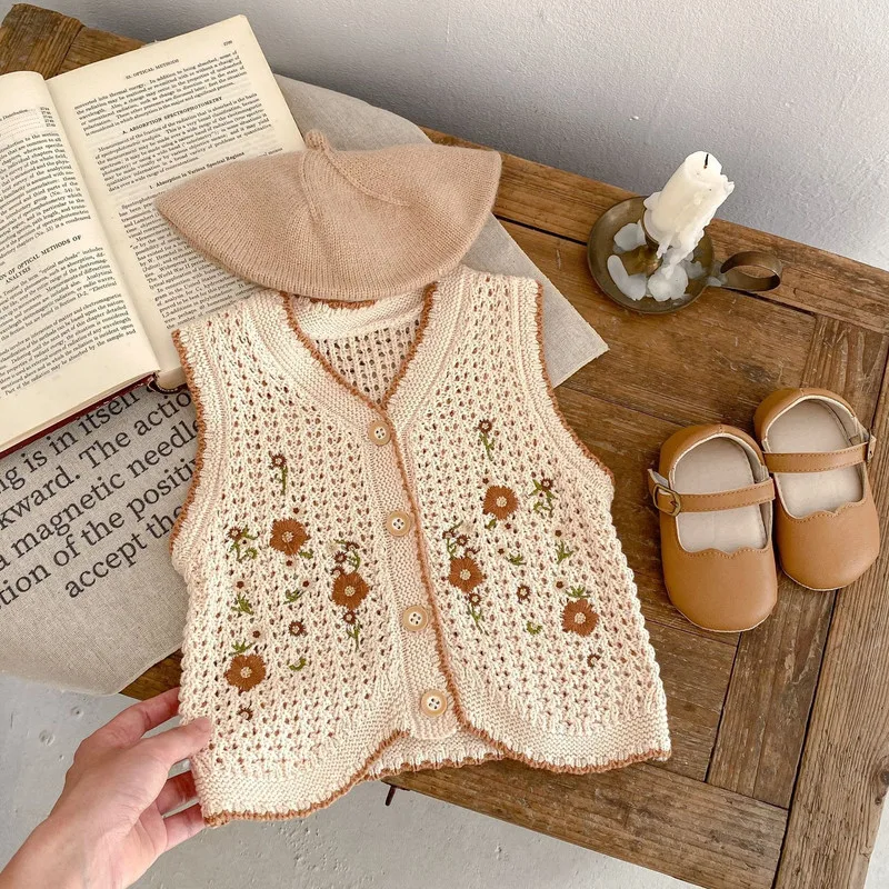 アンティーク風花柄刺繍Vネックニットベスト