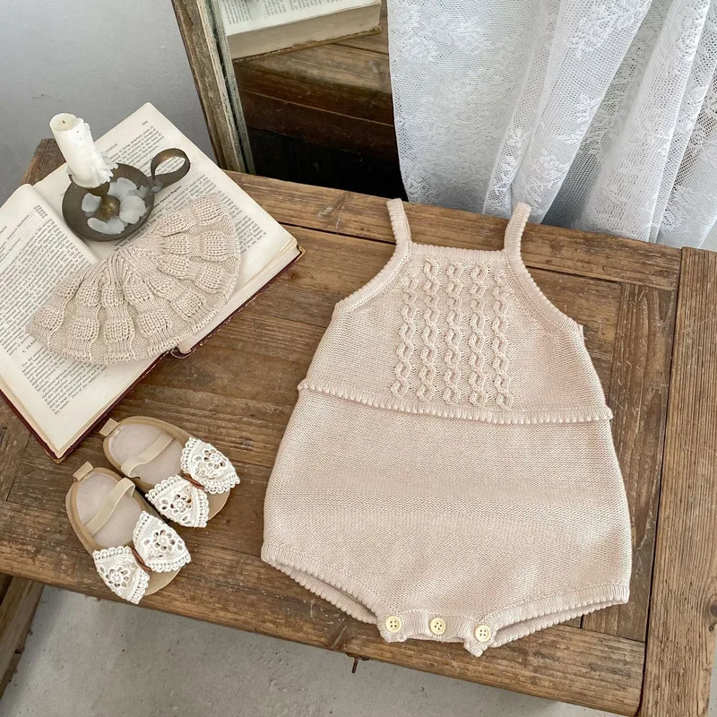 【BABY】ケーブル編みサスペンダーニットロンパース