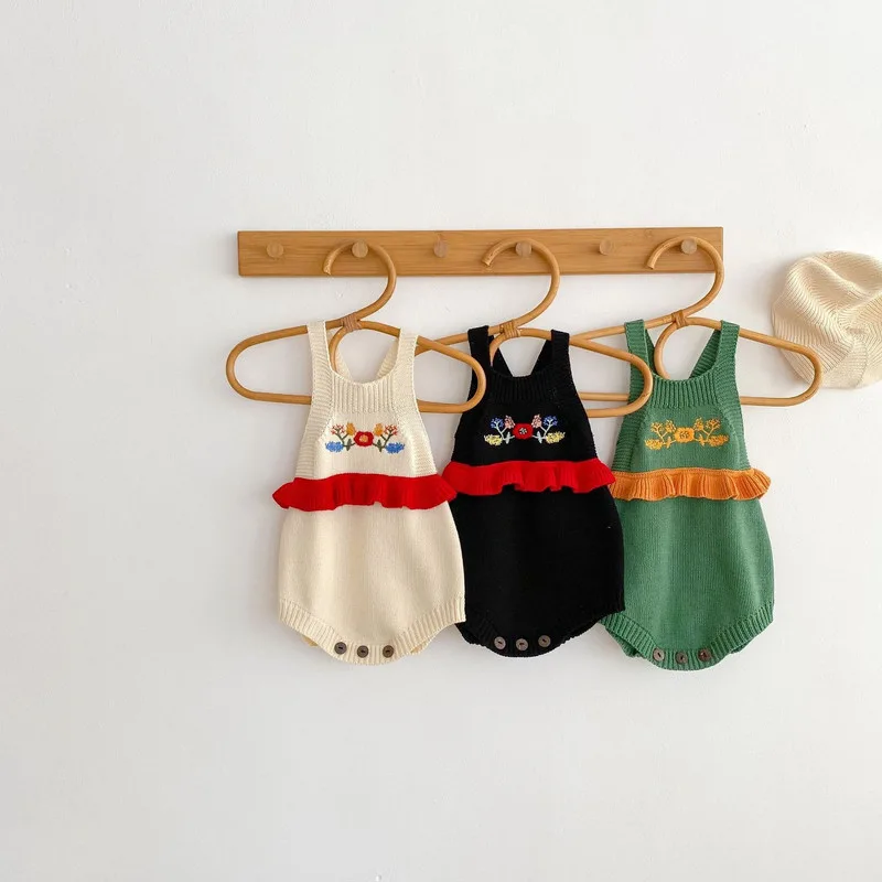 【BABY】フラワー刺繍フリルサスペンダーニットロンパース