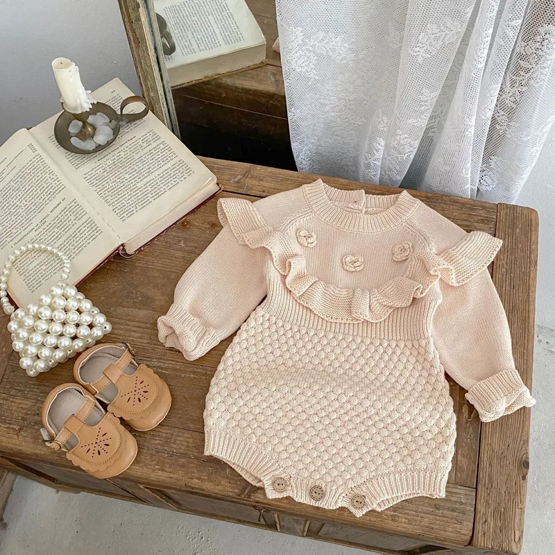 【BABY】フラワーモチーフフリル長袖ニットロンパース