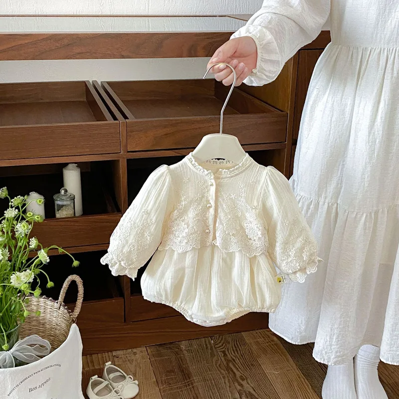 【BABY】クリーム刺繍レースフリル長袖ロンパース