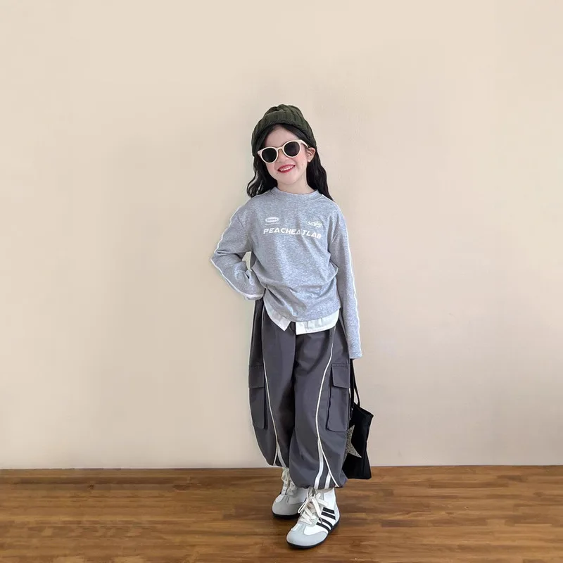 【リンクコーデ】グレー英字Tシャツ／ラインカーゴパンツ