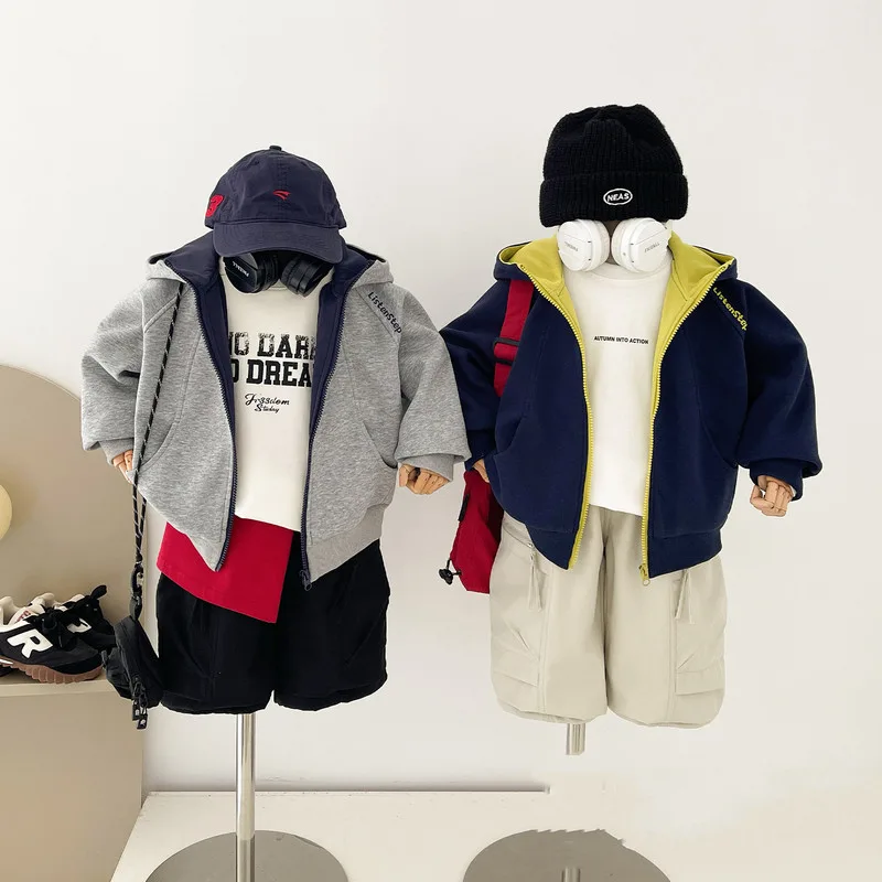 【KID】英字プリントフードジップアップジャケット