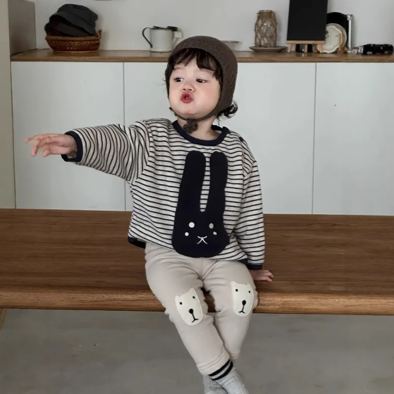 【BABY】ブラックラビット柄ストライプ裏起毛トレーナー
