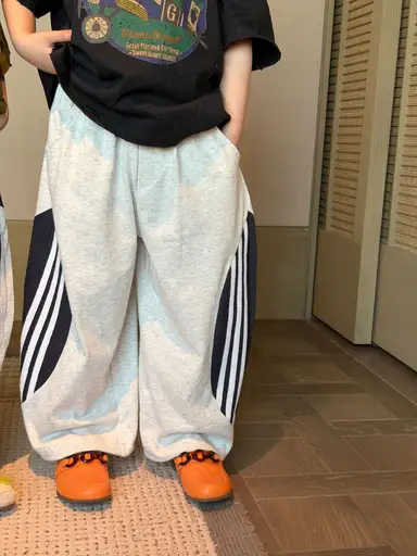 グレー