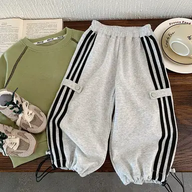 グレー
