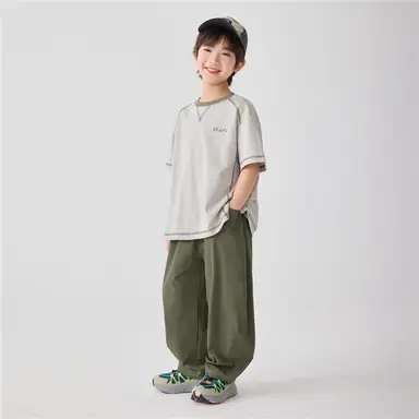 グレー
