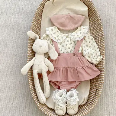 アイボリートップス + ピンクサロペットロンパース