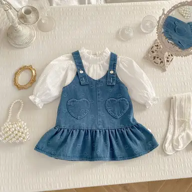 アイボリートップス + デニムサロペットワンピース