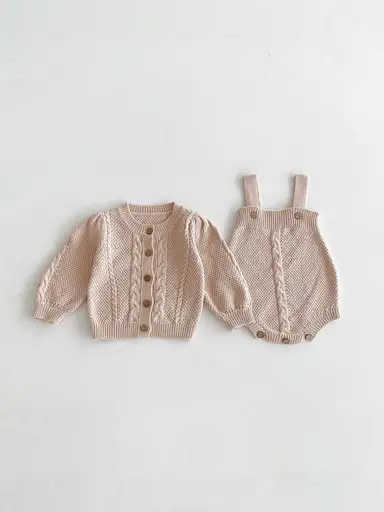 ベージュカーディガン + ベージュボディスーツ