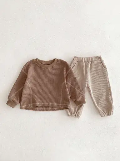 ブラウントップス＋ベージュパンツ