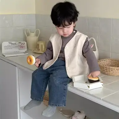 グレートップス + アイボリーベスト + デニムパンツ