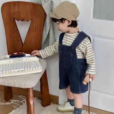 ストライプトップス + ネイビーサロペットパンツ