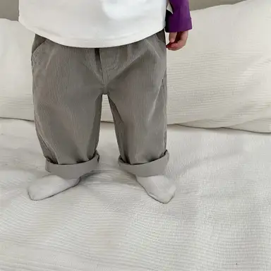 グレーパンツ