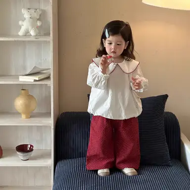 アイボリートップス + レッドパンツ