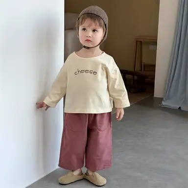 アイボリートップス + ピンクパンツ