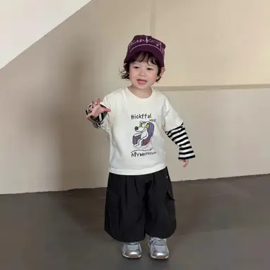 アイボリートップス + ブラックパンツ