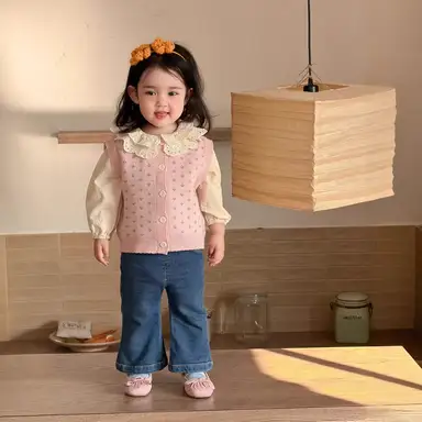 ピンクベスト + アイボリートップス + デニムパンツ