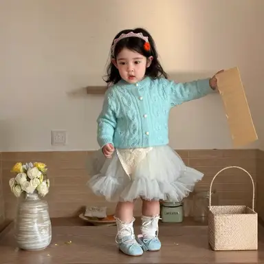 ブルーカーディガン + アイボリートップス + ライトブルースカート