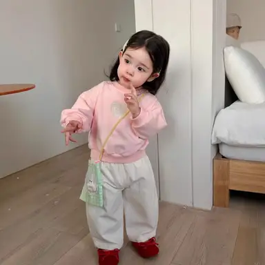 ピンクトップス + アイボリーパンツ