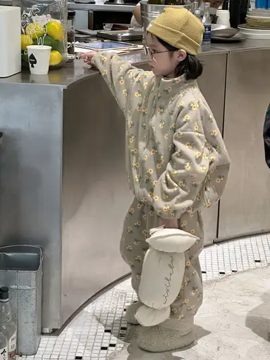 グレー