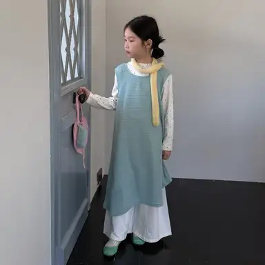 アイボリードット柄トップス + ブルーワンピース