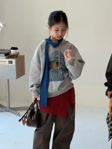 グレー