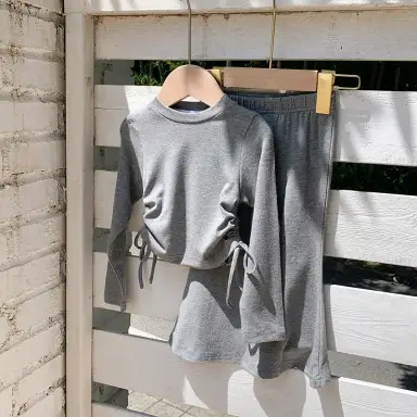 グレー