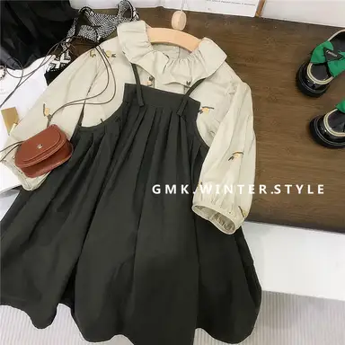 ライトグリーントップス + ダークグリーンサロペットワンピース