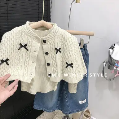 アイボリーカーディガン＋トップス + デニムスカート