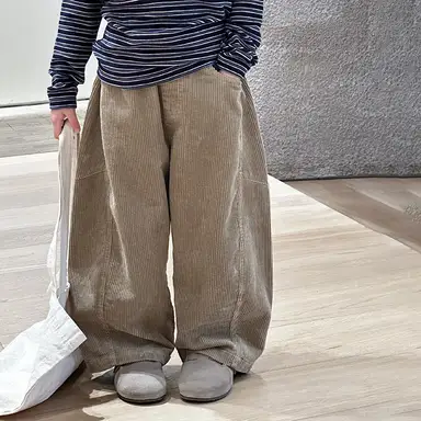 ライトブラウン パンツ