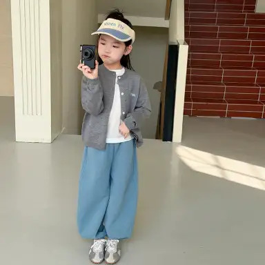 グレー