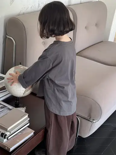 グレー