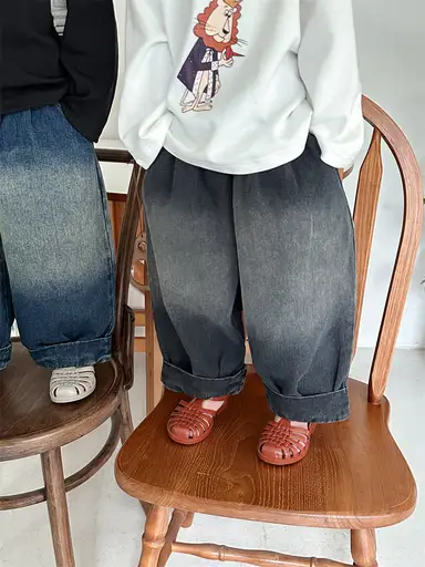 グレー