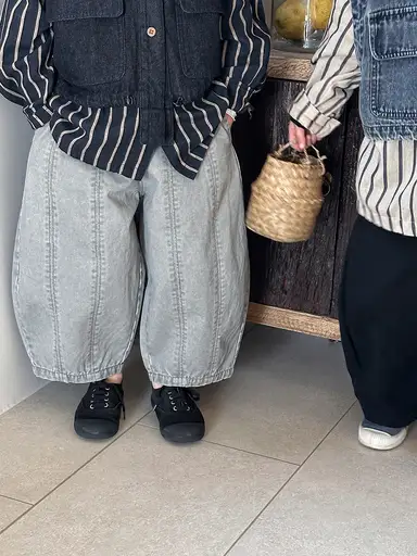 グレー