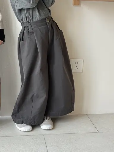グレー