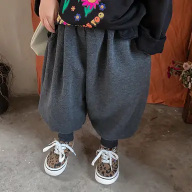 グレー