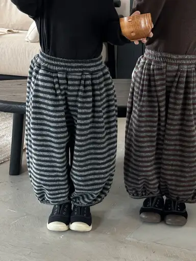 グレー