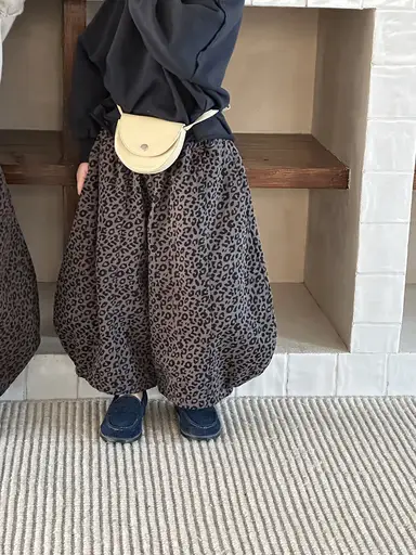 グレー