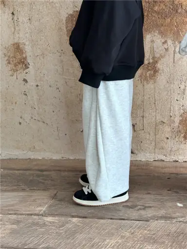 グレー