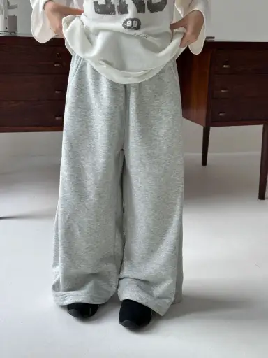 グレー
