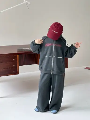 ダークグレー