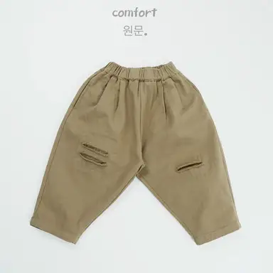 ベージュパンツ